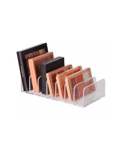 Das Beauty Aufbewahrungselement ist die perfekte Ergänzung für die Schminkecke. Hier finden kleinere bis mittlere Paletten schön Platz und man behält auch jederzeit den Überblick über die Make-Up Sammlung, dank dem transparenten Acryl.