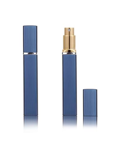 Ihr möchtet euren Lieblingsduft immer mit dabei haben, auch auf kurzen Reisen und abends beim Weggehen? Im praktischen Zerstäuber haben 12 ml Parfum Platz, so dass er auch problemlos mit ins Flugzeug darf.