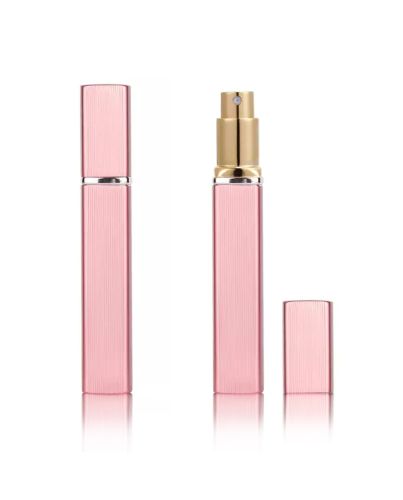 Ihr möchtet euren Lieblingsduft immer mit dabei haben, auch auf kurzen Reisen und abends beim Weggehen? Im praktischen Zerstäuber haben 12 ml Parfum Platz, so dass er auch problemlos mit ins Flugzeug darf.