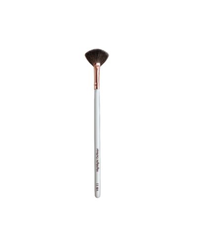 Schimmernde Highlighter zaubern glamouröse Lichteffekte auf euer Gesicht. Mit dem Highlight Definer Brush könnt ihr Puder noch präziser, sanfter und natürlicher auftragen als bisher. 