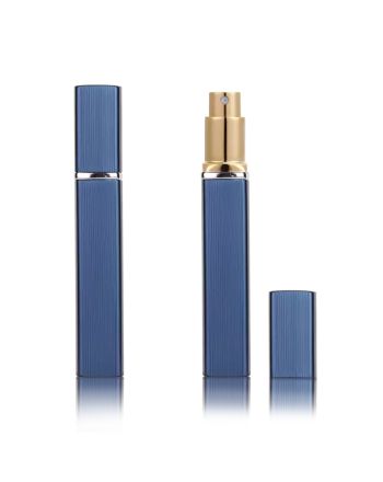 Ihr möchtet euren Lieblingsduft immer mit dabei haben, auch auf kurzen Reisen und abends beim Weggehen? Im praktischen Zerstäuber haben 12 ml Parfum Platz, so dass er auch problemlos mit ins Flugzeug darf.