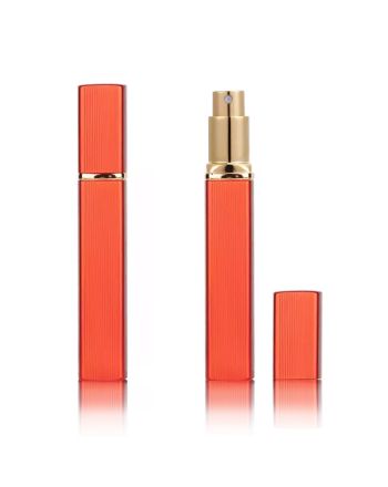 Ihr möchtet euren Lieblingsduft immer mit dabei haben, auch auf kurzen Reisen und abends beim Weggehen? Im praktischen Zerstäuber haben 12 ml Parfum Platz, so dass er auch problemlos mit ins Flugzeug darf.
