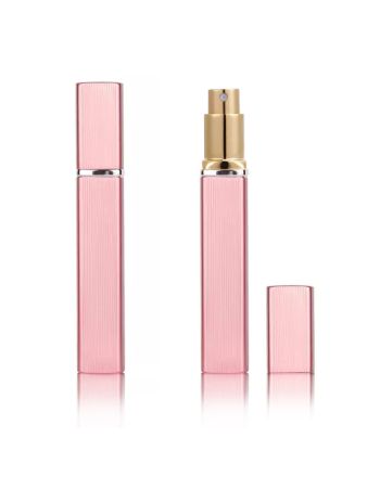 Ihr möchtet euren Lieblingsduft immer mit dabei haben, auch auf kurzen Reisen und abends beim Weggehen? Im praktischen Zerstäuber haben 12 ml Parfum Platz, so dass er auch problemlos mit ins Flugzeug darf.