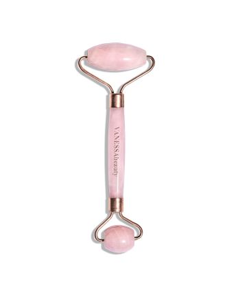 Doppelseitiger Massageroller aus Rosen Quarz zur Massage von Gesicht, Nacken und Augen. Die Anwendung fördert die Durchblutung und wirkt entgiftend und beugt zudem Rötungen und dunklen Augenringen vor.