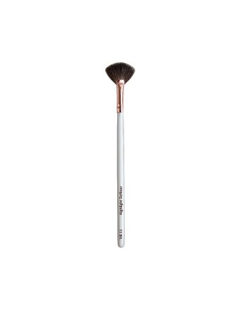 Schimmernde Highlighter zaubern glamouröse Lichteffekte auf euer Gesicht. Mit dem Highlight Definer Brush könnt ihr Puder noch präziser, sanfter und natürlicher auftragen als bisher. 