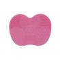 Saubere Pinsel für makellose Haut! Das Brush Cleansing Pad aus Silikon in frechem Pink oder zartem Rosa macht die Reinigung von Foundationpinseln & Co. kinderleicht und minutenschnell.