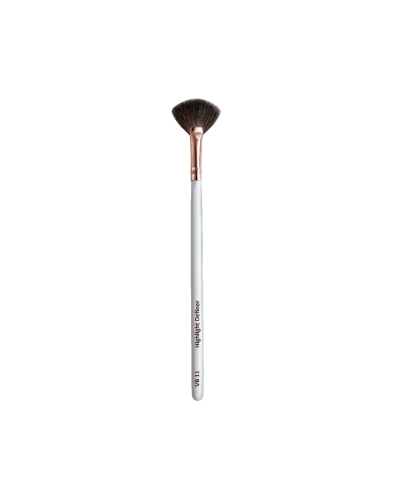 Schimmernde Highlighter zaubern glamouröse Lichteffekte auf euer Gesicht. Mit dem Highlight Definer Brush könnt ihr Puder noch präziser, sanfter und natürlicher auftragen als bisher. 