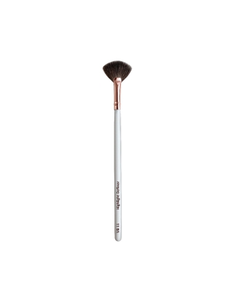 Schimmernde Highlighter zaubern glamouröse Lichteffekte auf euer Gesicht. Mit dem Highlight Definer Brush könnt ihr Puder noch präziser, sanfter und natürlicher auftragen als bisher. 
